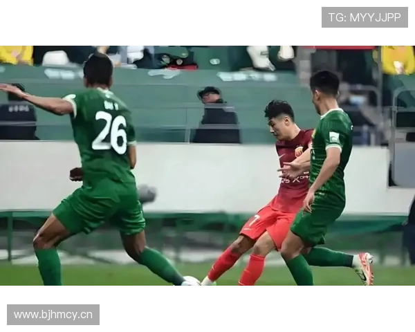 中超联赛激战正酣 各队为冠军荣誉全力以赴 展现精彩足球对决 - 副本 (2) - 副本